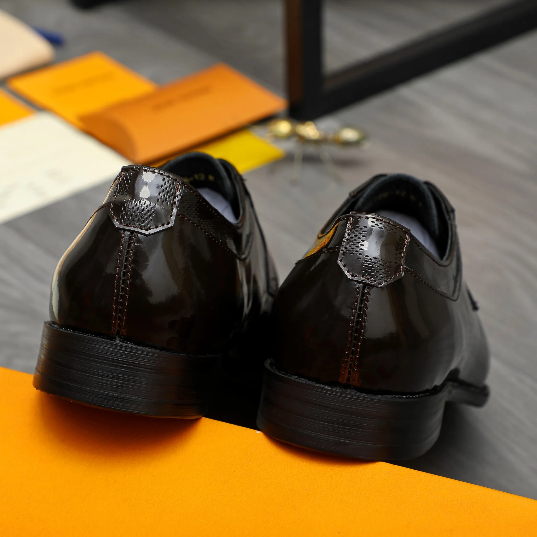 Men's shoes 💰p460 Product trademark: LV (Louis Vuitton) business lace-up leather shoes True size: 39-44 Product material: Selected lacquered cowhide stitching classic embossed upper, cowhide lining, original rubber outsole